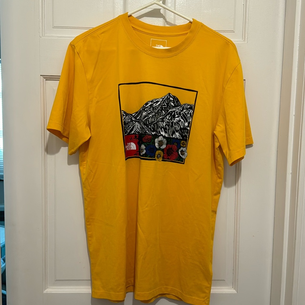 NWOT The North Face Recycled Himalayan Foothills Graphic T-shirt Size M